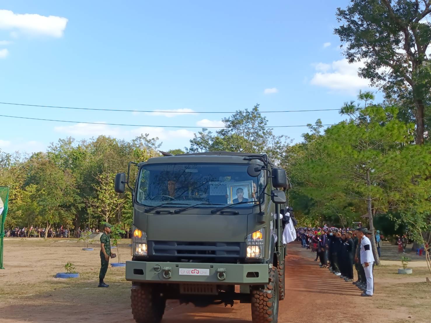 title - พระบาทสมเด็จพระเจ้าอยู่หัว พระราชทานน้ำหลวงอาบศพ และพวงมาลาพระราชทาน ไปวางที่หน้าหีบศพ พลทหารทิวตะวัน พลเยี่ยม วีรบุรุษผู้ปกป้องอธิปไตยชาติ